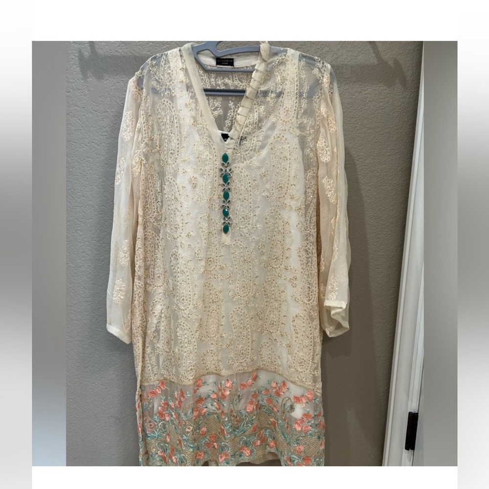 Kurta / tunic Kameez beautiful rose embroidery By Agha Noor size M